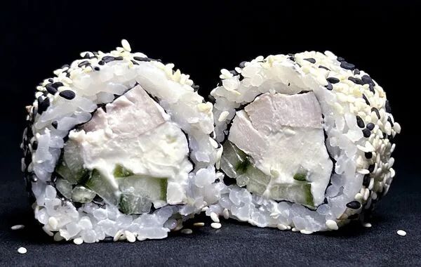 Ролл с курицей в кунжуте