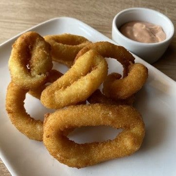 Кальмары в панировке с соусом