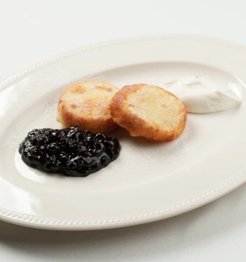 Сырники с черничным соусом и сметаной