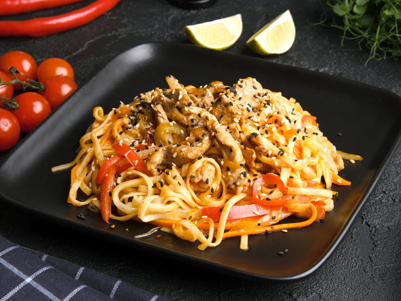 Лапша удон со свининой