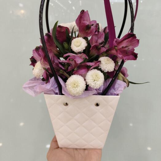 Альстромерии с хризантемами в сумочке 