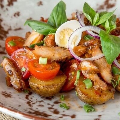 Теплый салат с цыпл, картоф, соусом