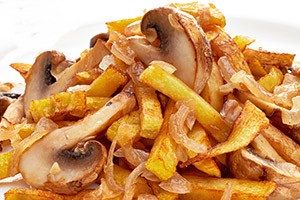 Картофель с грибами и луком