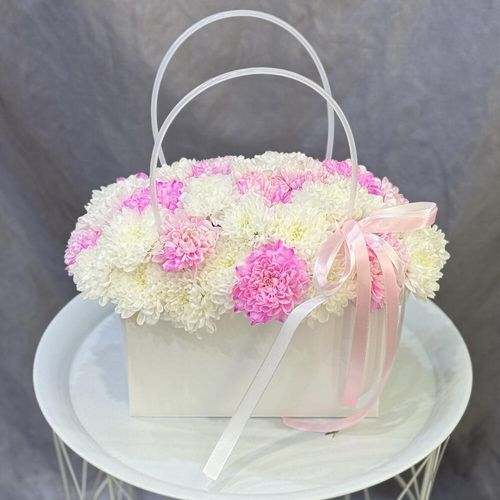 Букет из белых и ярко-розовых хризантем в сумочке (к2057)