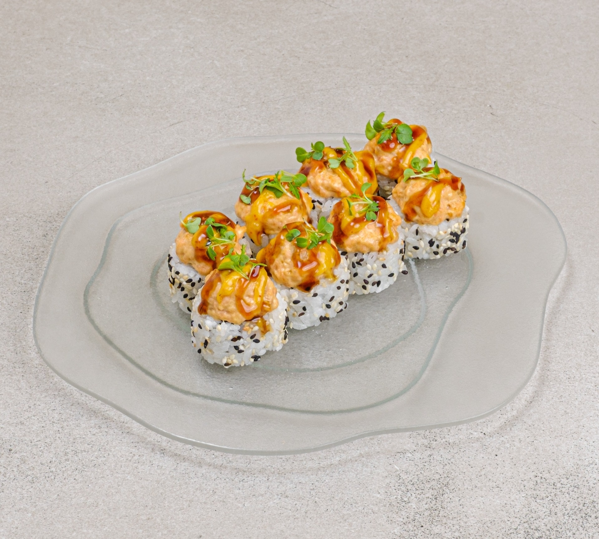 Запеченный ролл лосось спайси