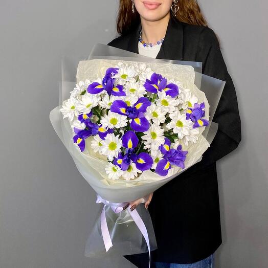 Весенний букет с ярким ирисом и ромашками