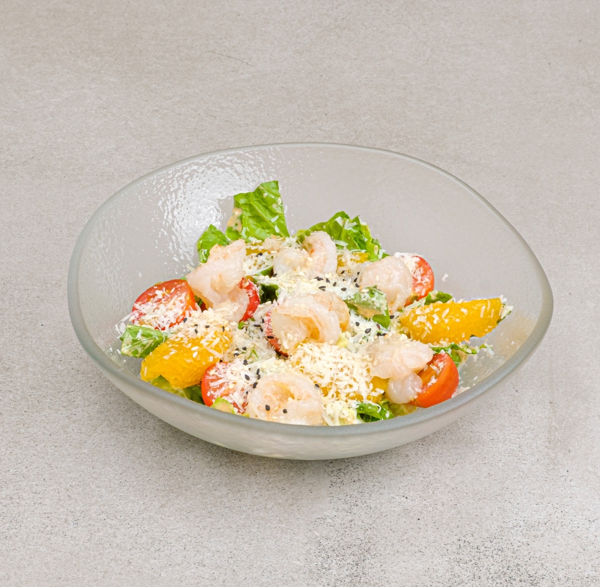 Салат с креветками и пармезаном