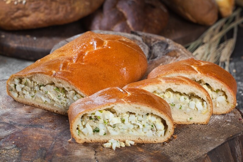 Кулебяка с луком и яйцом