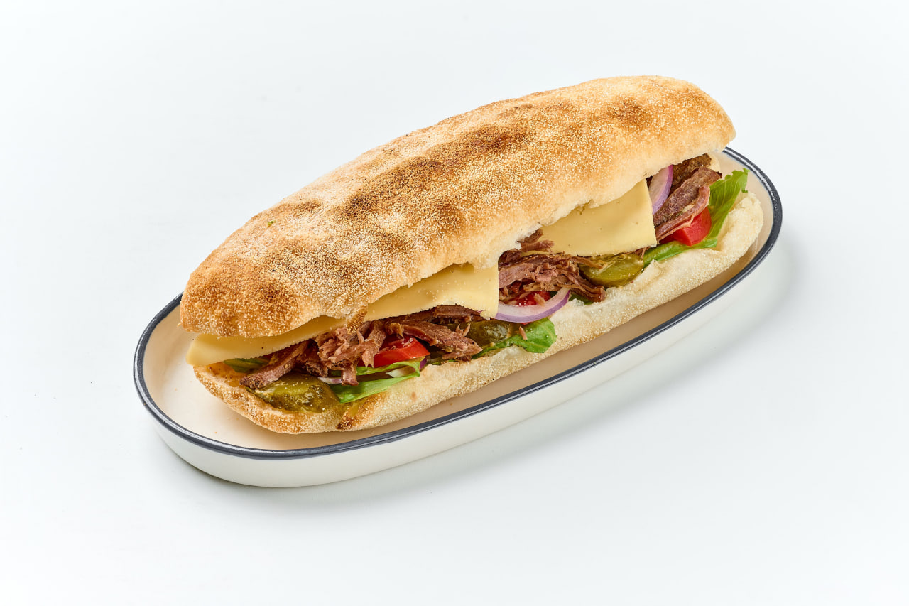 С томленым мясом говядины на чиабатте