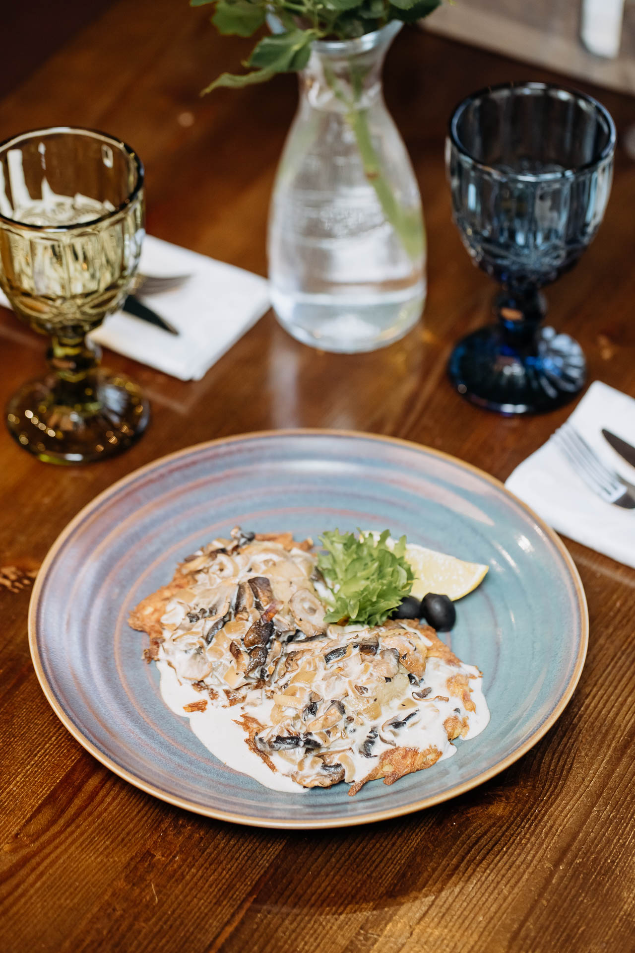 Судак на дранике с грибами в сливках