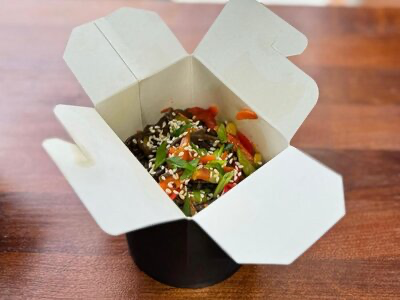 Гречневая соба с курицей, грибами и овощами