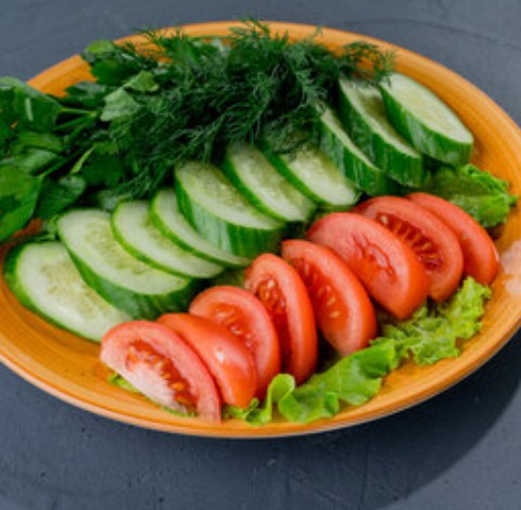 Овощи свежие (огурцы, помидоры, перец, зелень)
