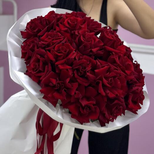 Объемный букет из 21 ажурной розы