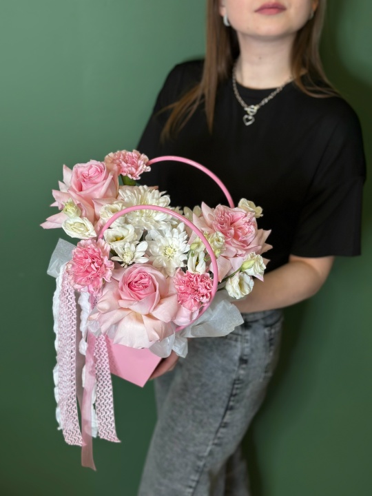 Розовая сумочка с розами,хризантемой и диантусами