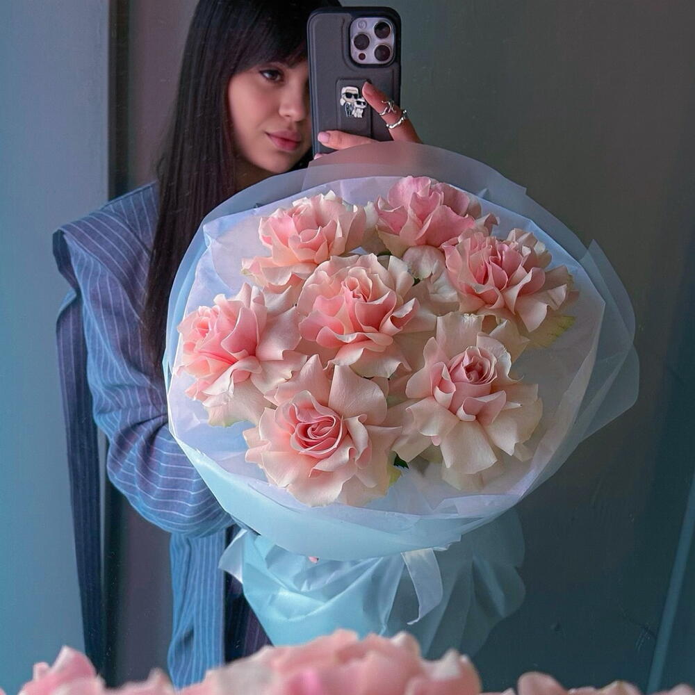 MONO букет ажурных розовых роз