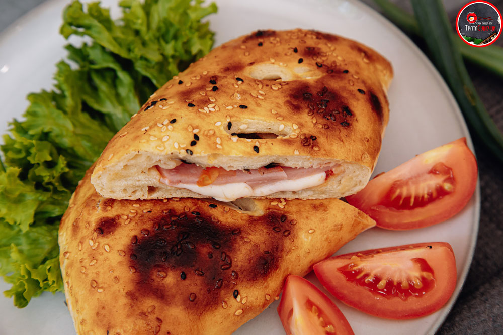 Закрытая пицца с ветчиной и грибами