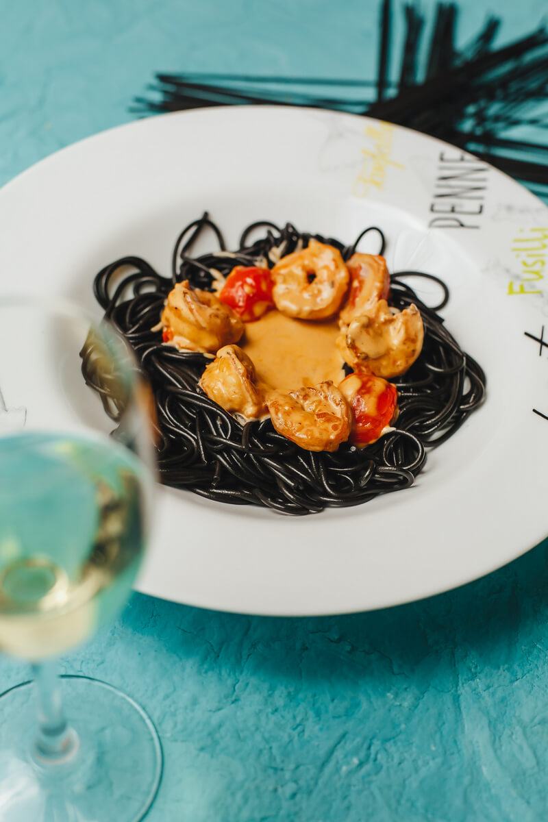 Черная паста с креветками