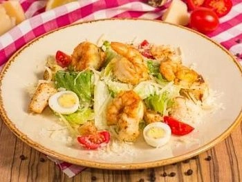 Салат Цезарь с креветками-гриль