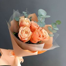 Букет из пяти персиковых пионовидных роз