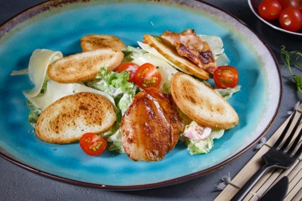 Цезарь с нежным куриным филе