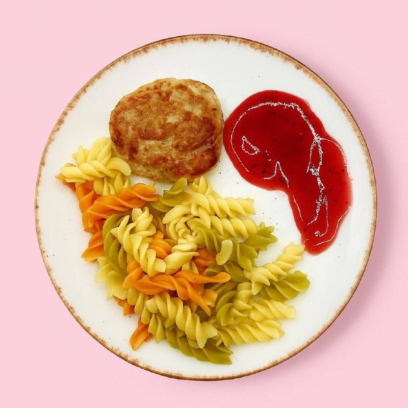 Макароны с куриной котлеткой и брусничным соусом