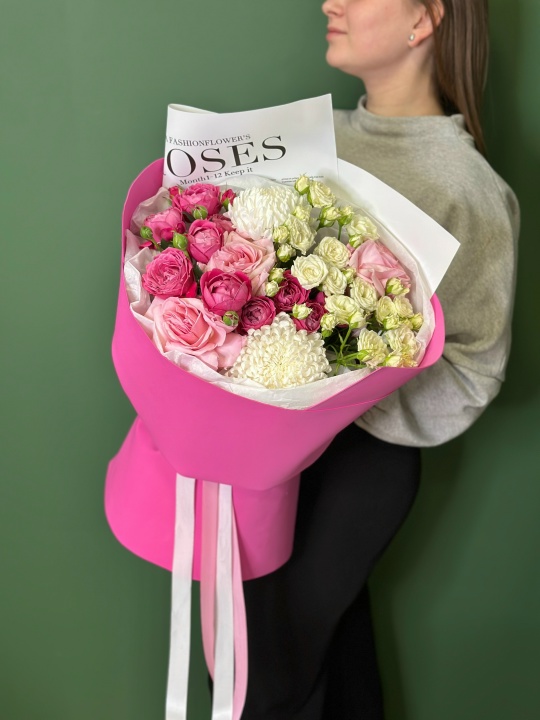 Букет с хризантемой бигуди ,кустовыми розами и эквадорскими розами