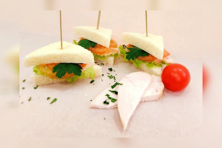 Канапе мини сэндвичи с копченой грудкой
