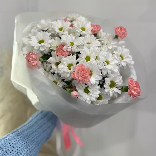 Букет цветов: ромашковые хризантемы, кустовые диантусы (б0106)