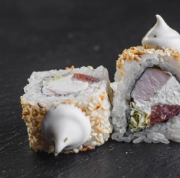 Цезарь в кунжуте с курицей