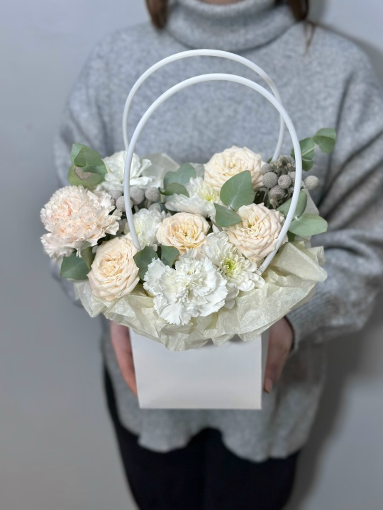 Сумочка с кремовыми цветами и брунией