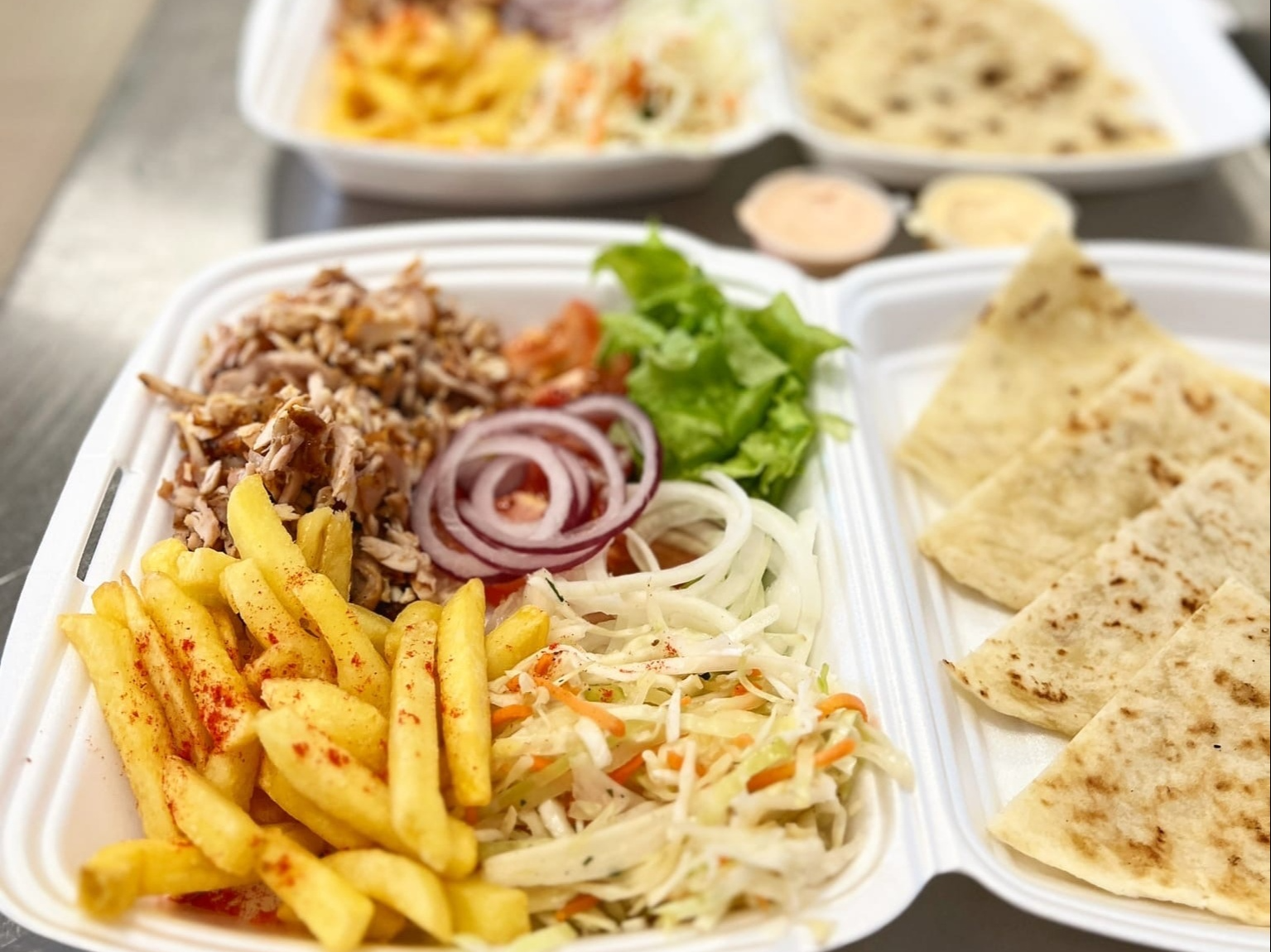 Гирос с курой на тарелке