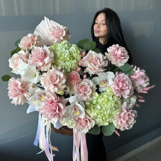 Корзина с цветами французские розы