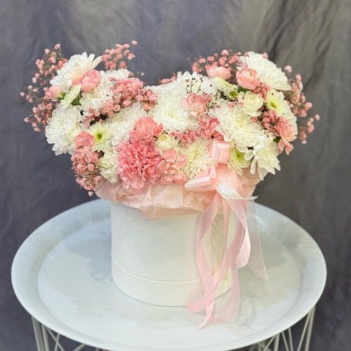 Букет цветов в коробке: хризантемы, диантусы, гипсофила (к1437)