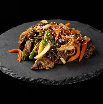 Гречневая лапша с курицей и овощи и соус на выбор