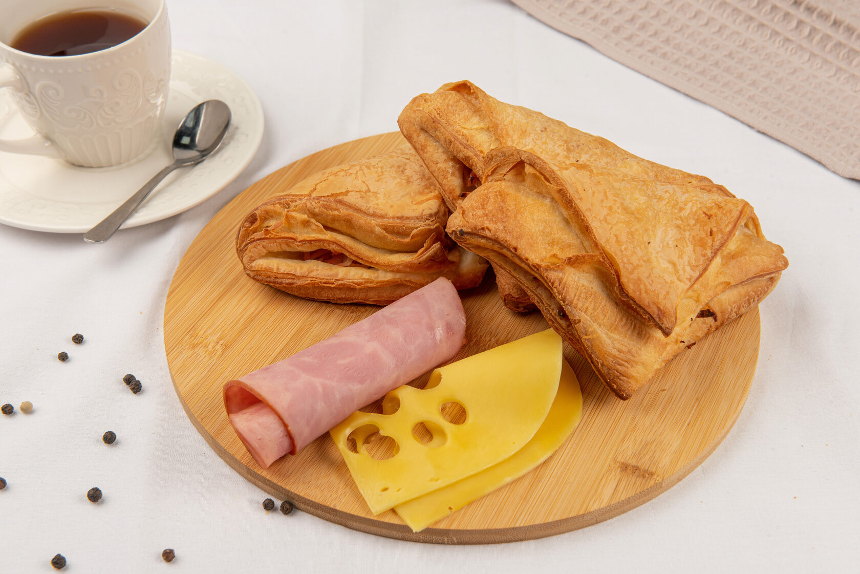 Слойка с колбасой и сыром