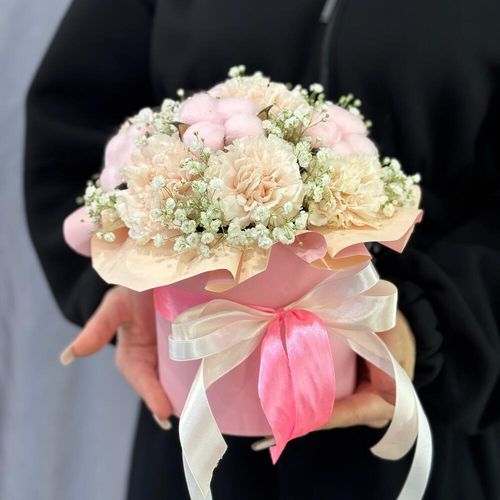 Букет из кремовых диантусов с гипсофилой и хлопком (к0085)