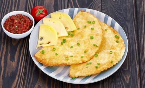 Чебурек с сыром и соусом аррива