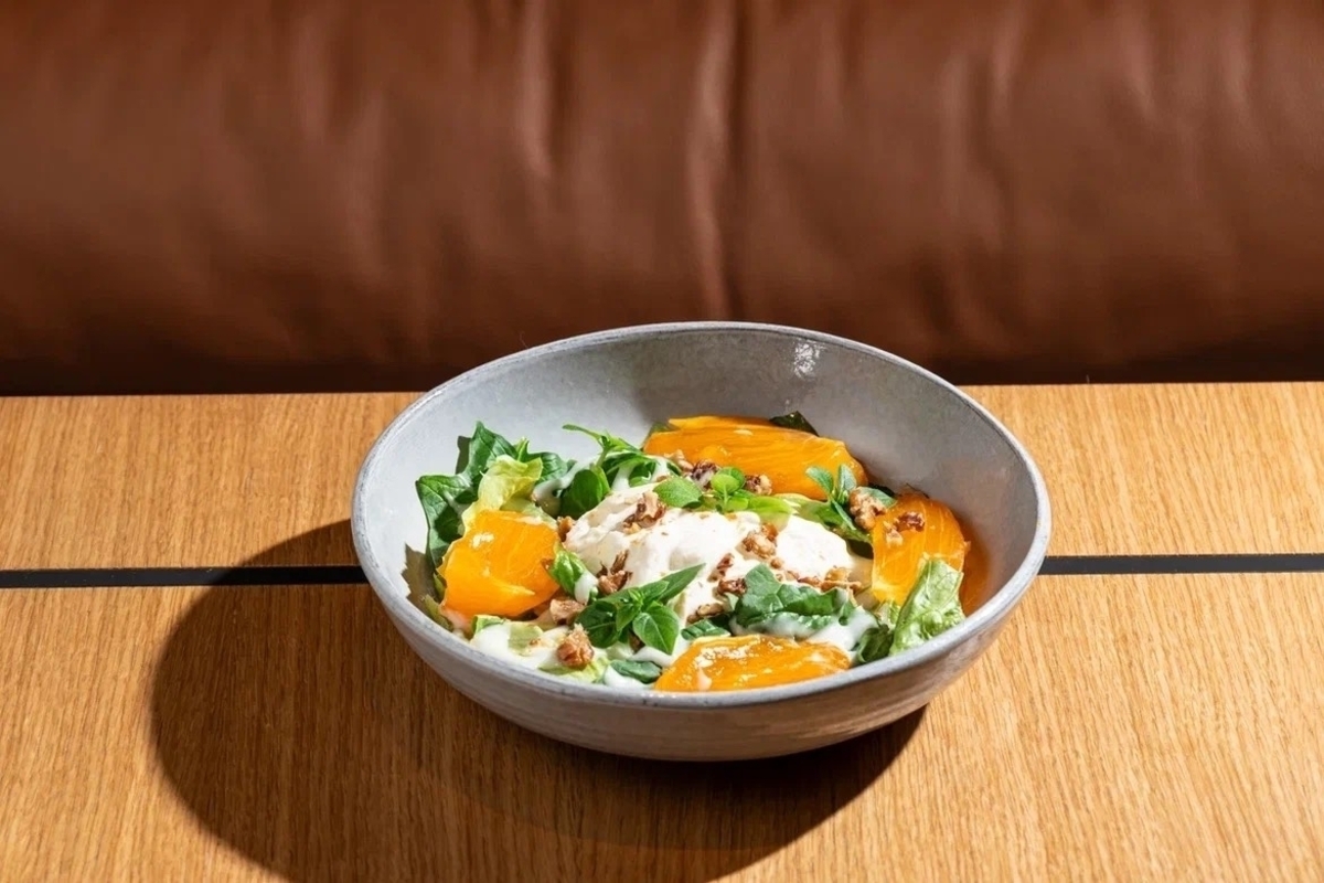 Салат со страчателлой, хурмой, шпинатом, лавандовым медом