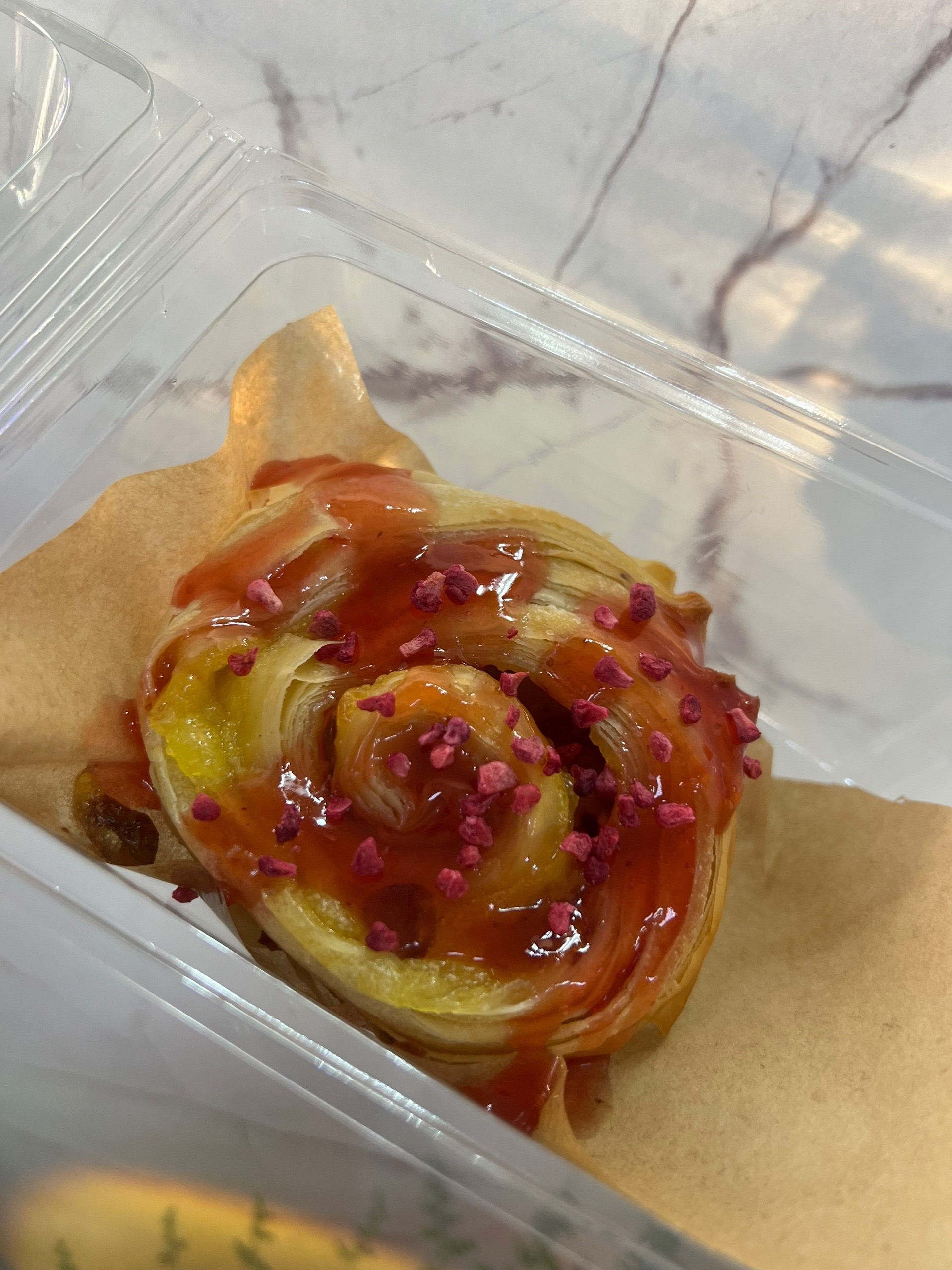 Сливочная улитка в клубничном топпинге 