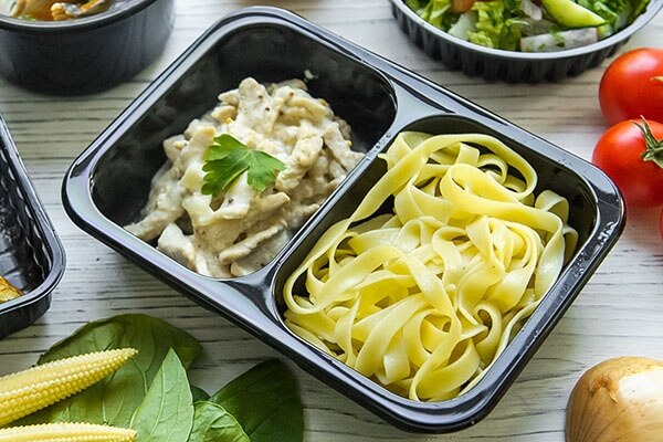 Фетучини и бефстроганов из куриного филе