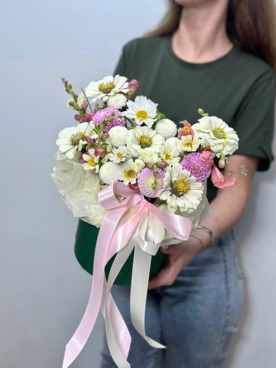 Коробочка с георгинами ,цинией ,антирринумом