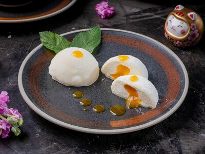 Моти Дайфуку с маракуйя с семечками