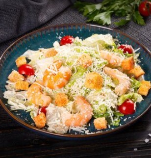 Салат Цезарь с курицей