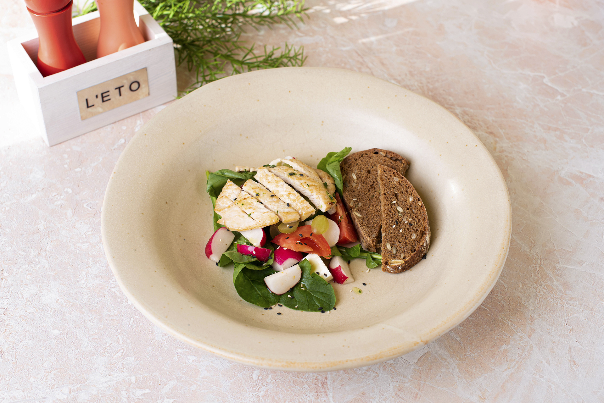 Теплый салат с курицей