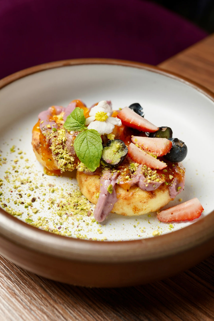 Сырники с малиновым сгущённым молоком