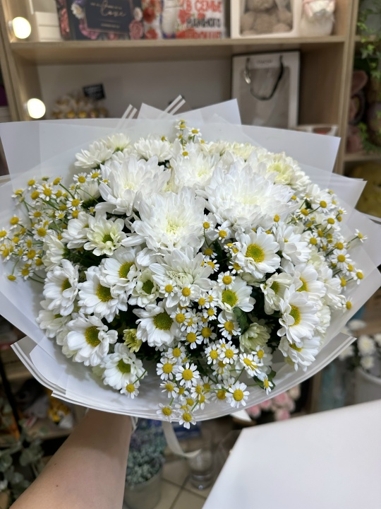 Букетик из ромашек и хризантем