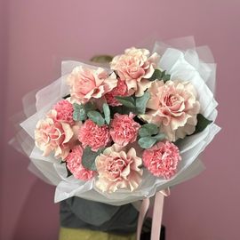 Французские розы с диантусами pink