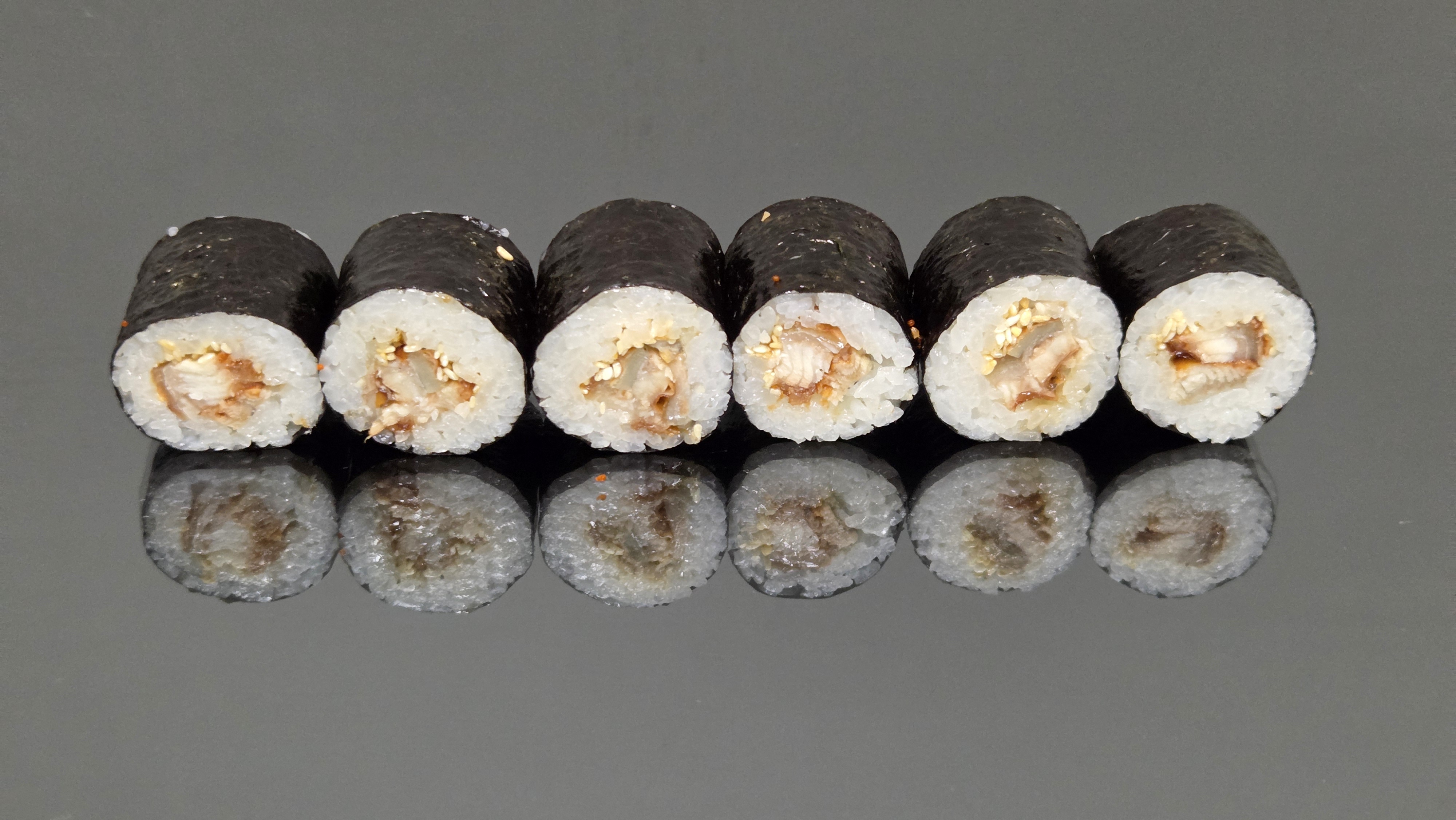 Маки с угрем