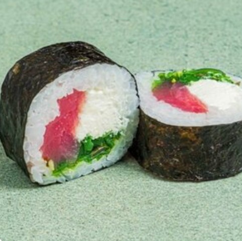Мини-ролл Магуро с салатом чука