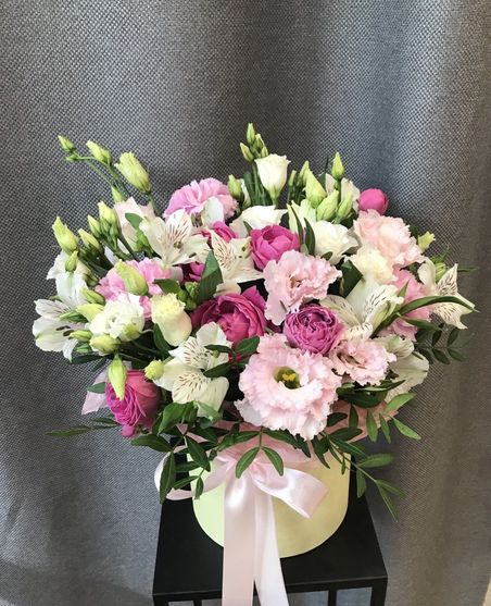 Розы, диантусы и эустомы в коробке